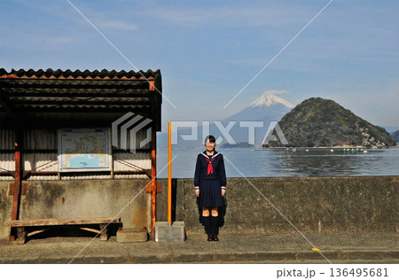 バスを待つ女性 136495681