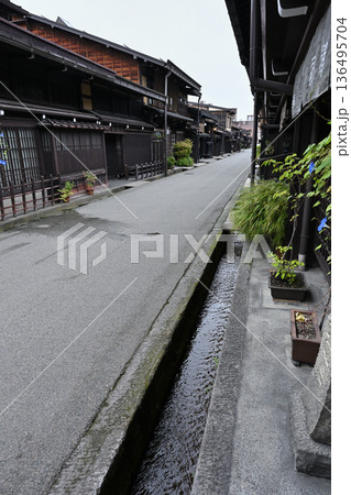 飛驒高山古い町並み 136495704