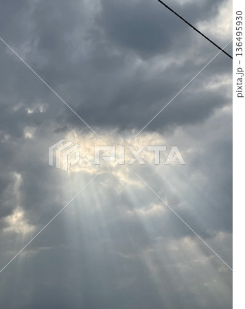 雲の隙間から差し込む光 136495930