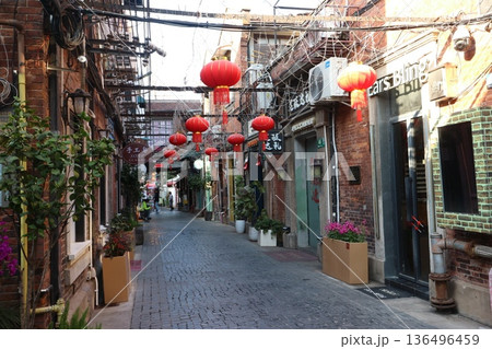 上海　田子坊の町並み 136496459