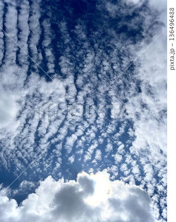 雲の隙間から見える青空 136496488