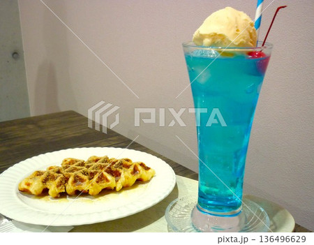 カフェのクリームソーダとワッフル カフェのクリームソーダとワッフル 136496629