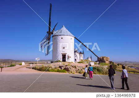 ラマンチャの風車のある風景 136496978