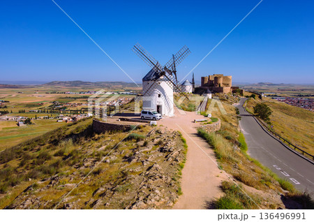 ラマンチャの風車のある風景 136496991