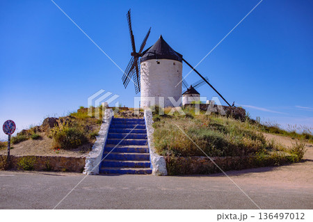 ラマンチャの風車のある風景 ラマンチャの風車のある風景 136497012