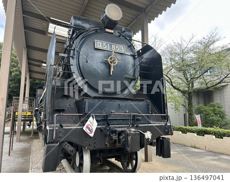 東京都北区の王子駅に隣接する王子飛鳥山にある機関車、D51の正面写真です。 東京都北区の王子駅に隣接する王子飛鳥山にある機関車、D51の正面写真です。 136497041