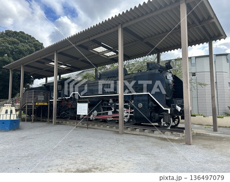 東京都北区の王子駅に隣接するテーマパーク、王子飛鳥山にある機関車、D51の横からの写真です。 東京都北区の王子駅に隣接するテーマパーク、王子飛鳥山にある機関車、D51の横からの写真です。 136497079