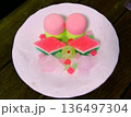 白い皿に乗った雛菓子 136497304