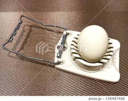 エッグカッターでゆでたまごをスライスする5 136497486