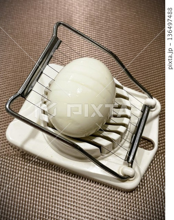 エッグカッターでゆでたまごをスライスする7 136497488