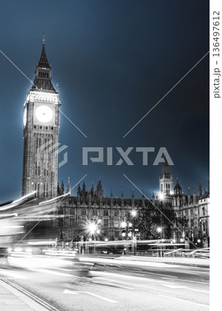 ロンドン　夜のウェストミンスター宮殿　モノクロ 136497612