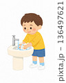 洗面台で手洗いをする男の子のイラスト 136497621