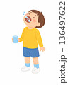 コップを持ってうがいをする子供の全身イラスト 136497622