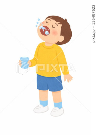 コップを持ってうがいをする子供の全身イラスト 136497622