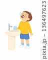 洗面台の前でうがいをする男の子のイラスト 136497623