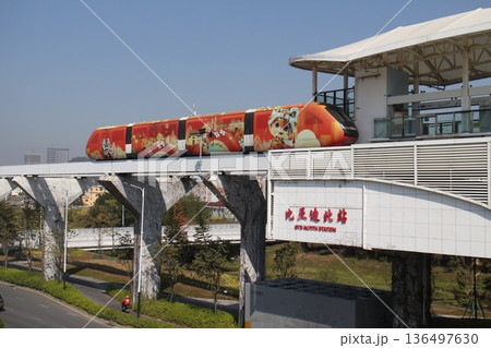 中国　深圳のモノレールと駅舎 136497630