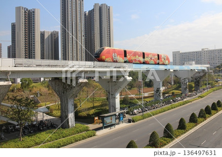 中国 深圳市の町並みとモノレール 中国 深圳市の町並みとモノレール 136497631