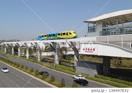 中国 深圳市郊外のモノレール 中国 深圳市郊外のモノレール 136497632