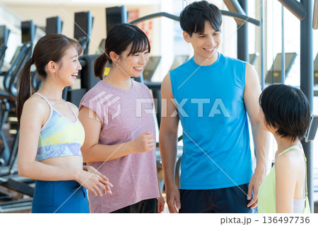 スポーツジムでトレーニングする男女 136497736