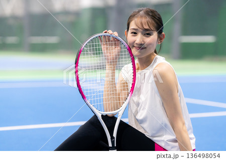 テニスをする女性 テニスをする女性 136498054