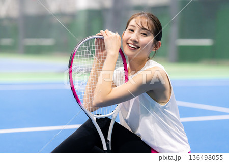 テニスをする女性 テニスをする女性 136498055