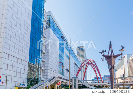 東京都の都市風景　立川駅北口ロータリー 136498128