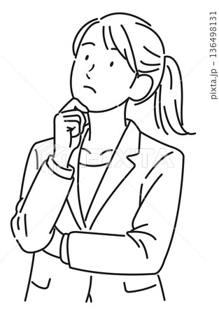 腕組みをして考えるビジネスパーソン　女性 136498131