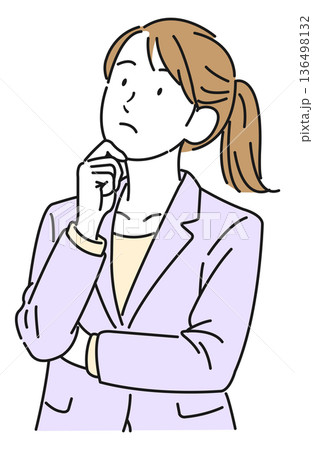 腕組みをして考えるビジネスパーソン　女性 136498132