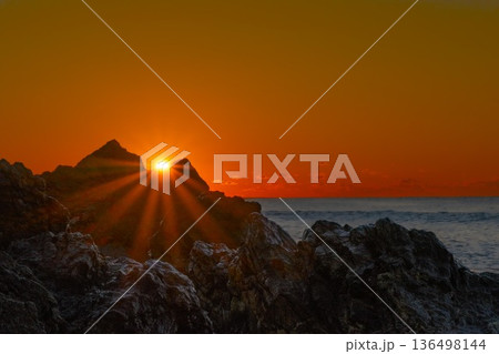 早朝海岸を照らす朝日 136498144