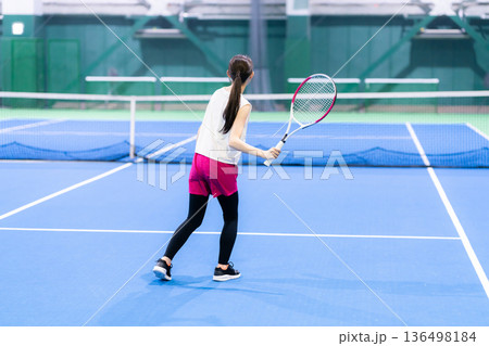 テニスをする女性 136498184