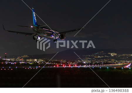 夜の伊丹空港 夜の伊丹空港 136498388