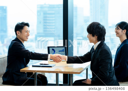 握手するビジネスマン 136498408