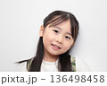 4歳の女の子 (白バック 無背景) 136498458
