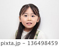 4歳の女の子 (白バック 無背景) 136498459