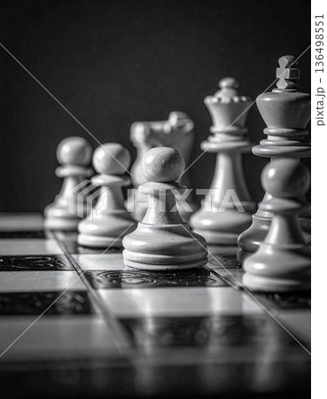 ランダムに配置されたチェスの駒 136498551