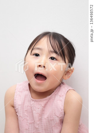 4歳女の子の上半身 (白バック 無背景) 136498572