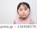 4歳の女の子 (白バック 無背景) 136498576
