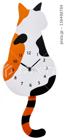 白背景に切り抜かれた三毛猫のしっぽが動く振り子時計（壁掛け時計） 136498784