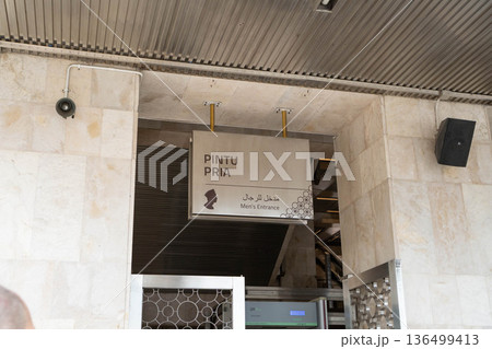 ジャカルタ　イスティクラル大モスクの男性入り口サイン 136499413