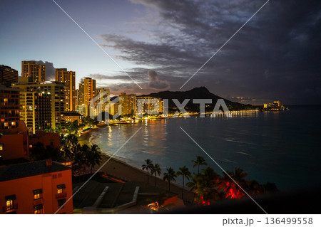 ハワイ シェラトンワイキキから望む ワイキキビーチとダイヤモンドヘッドの夜明け 136499558