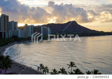 ハワイ シェラトンワイキキから望む ワイキキビーチとダイヤモンドヘッドの夜明け 136499563
