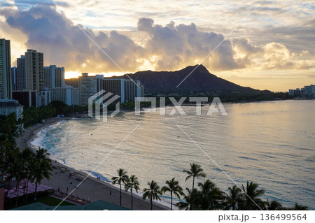 ハワイ シェラトンワイキキから望む ワイキキビーチとダイヤモンドヘッドの夜明け 136499564