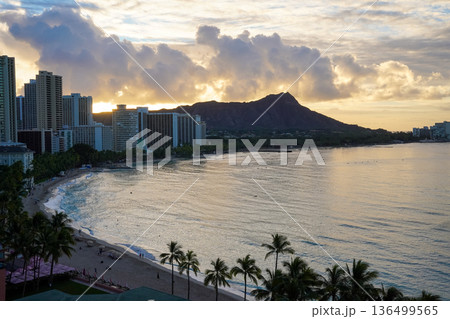 ハワイ シェラトンワイキキから望む ワイキキビーチとダイヤモンドヘッドの夜明け 136499565