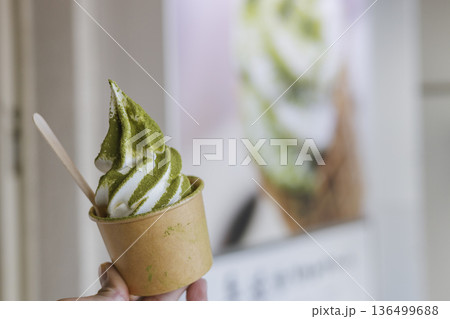 静岡　伊東　ぐり茶　緑茶粉末のかかったソフトクリーム 136499688