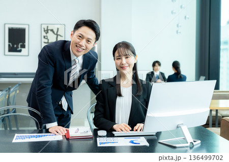 オフィスで働くビジネスパーソン 136499702