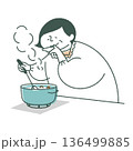 料理を味見する高齢女性 136499885