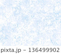 清涼感のあるブルーグラデーションの水彩手描き和風テクスチャ背景 136499902