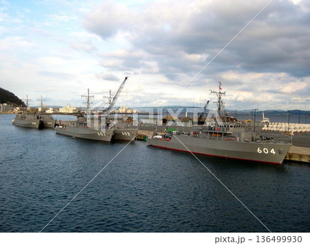 2012.10.11 久里浜港 観艦式待機中の掃海艇えのしま、たかしま、ひらしま、みやじま、あいしま 2012.10.11 久里浜港 観艦式待機中の掃海艇えのしま、たかしま、ひらしま、みやじま、あいしま 136499930