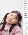 4歳女の子の上半身 (白バック 無背景) 136499950