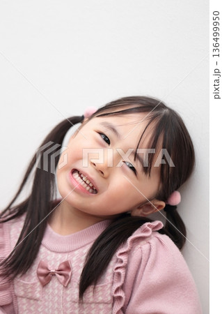 4歳女の子の上半身 (白バック 無背景) 136499950